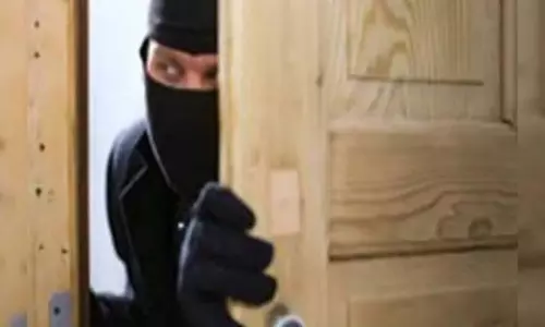 एडमिशन के लिए कर्नाटक गए: 17 तोला सोने और 8 लाख 57 हजार रुपये लूट ली