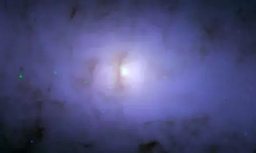 NASA के हबल और चंद्रा दूरबीनों ने एक विचित्र पार्श्वीय ब्लैक होल की खोज की