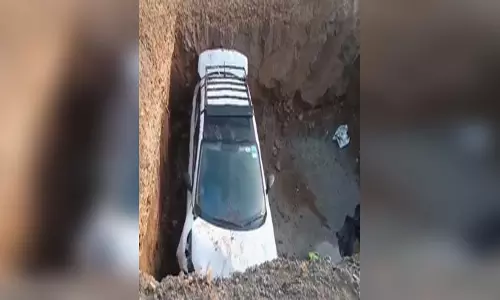 हाईवे पर खोदे गए गड्ढे में गिरी कार, 5 घायल हाईवे पर खोदे गए गड्ढे में गिरी कार, 5 घायल