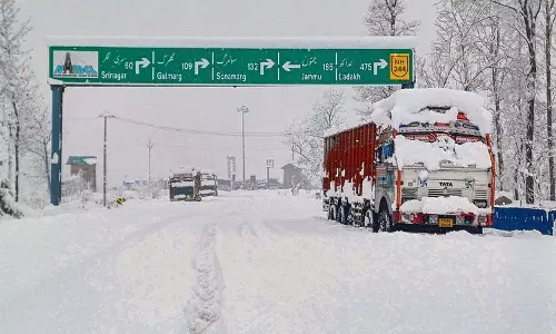 Jammu: भारी बर्फबारी से घाटी में जनजीवन प्रभावित Jammu: भारी बर्फबारी से घाटी में जनजीवन प्रभावित