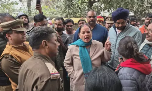 नगर निगम टीम पर हमला: निगमकर्मियों को दौड़ा-दौड़ाकर पीटा, मौके पर भारी पुलिस बल नगर निगम टीम पर हमला: निगमकर्मियों को दौड़ा-दौड़ाकर पीटा, मौके पर भारी पुलिस बल