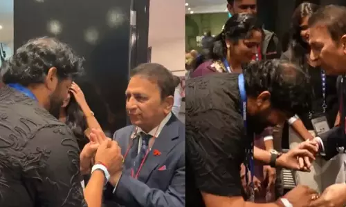 MCG में नीतीश कुमार रेड्डी के पिता से मुलाकात के दौरान रो पड़े सुनील गावस्कर MCG में नीतीश कुमार रेड्डी के पिता से मुलाकात के दौरान रो पड़े सुनील गावस्कर