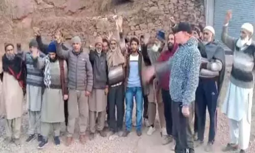 Akhori-Patti प्लांघर सड़क की खस्ता हालत को लेकर विरोध प्रदर्शन