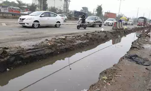 राष्ट्रीय Highway पर खोदी गई खाइयां यात्रियों के लिए खतरा बनी हुई राष्ट्रीय Highway पर खोदी गई खाइयां यात्रियों के लिए खतरा बनी हुई
