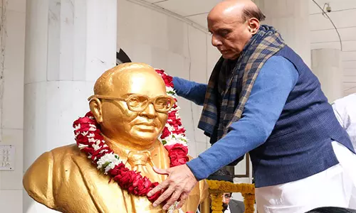 Rajnath Singh ने इंदौर में बीआर अंबेडकर को पुष्पांजलि अर्पित की
