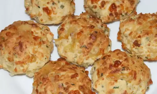Dairy-Free पनीर और चाइव स्कोन्स रेसिपी