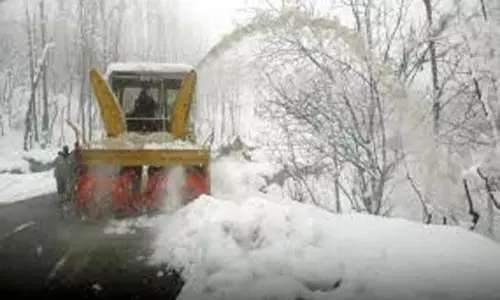 Kashmir में बर्फ हटाने में हो रही लापरवाही से लोग परेशान