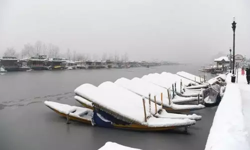 Kashmir में बर्फबारी से जनजीवन प्रभावित, कई सड़कें बंद, उड़ानें रद्द Kashmir में बर्फबारी से जनजीवन प्रभावित, कई सड़कें बंद, उड़ानें रद्द