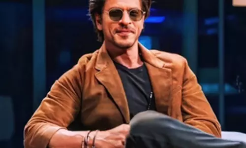 अपने परिवार के साथ अलीबाग से मुंबई लौट आए Shahrukh Khan अपने परिवार के साथ अलीबाग से मुंबई लौट आए Shahrukh Khan