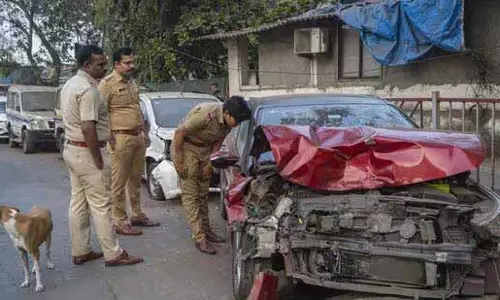 Actres की कार की चपेट में आने से मजदूर की मौत, दूसरा घायल