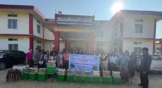 Arunachal: मधुमक्खी के बक्से, कॉलोनी वितरित की गई Arunachal: मधुमक्खी के बक्से, कॉलोनी वितरित की गई