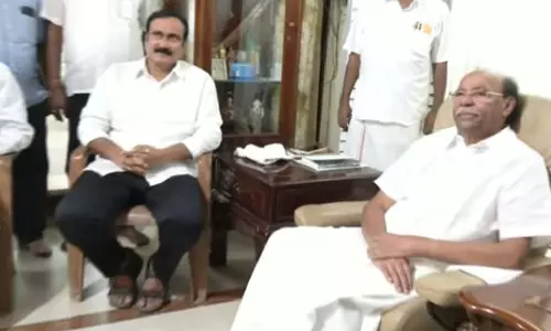 भतीजे की नियुक्ति पर मतभेद के बीच Anbumani ने थाईलापुरम में रामदास से मुलाकात की भतीजे की नियुक्ति पर मतभेद के बीच Anbumani ने थाईलापुरम में रामदास से मुलाकात की