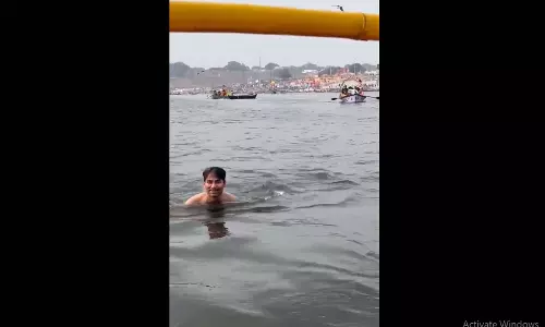पूर्व क्रिकेटर मोहम्मद कैफ ने लगाई यमुना नदी में डुबकी, देखें VIDEO...