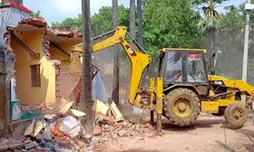 Ranchi: HEC की अतिक्रमित जमीन पर जिला प्रशासन का चला बुलडोजर Ranchi: HEC की अतिक्रमित जमीन पर जिला प्रशासन का चला बुलडोजर
