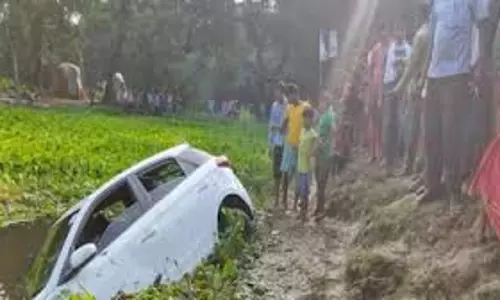 Kasganj : बेकाबू होकर पानी में गिरी कार, बाल बाल बचे सवार