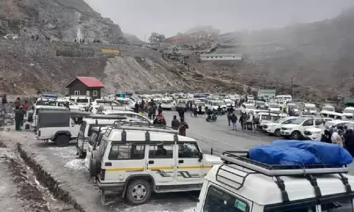 Sikkim में बर्फबारी देखने उमड़े पर्यटक, नाथुला में यातायात जाम