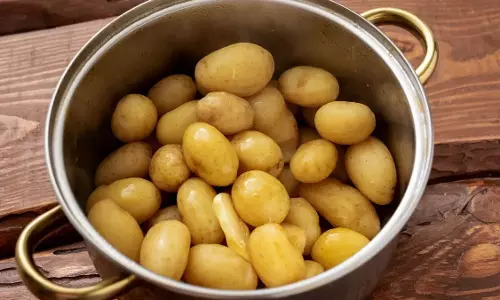 घर पर Potatoes से स्टार्च हटाने के 4 आसान तरीके घर पर Potatoes से स्टार्च हटाने के 4 आसान तरीके
