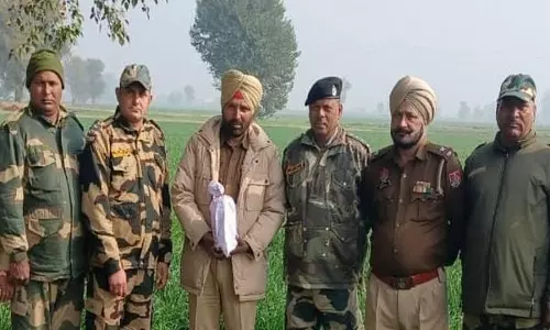 BSF और पंजाब पुलिस ने तरनतारन सीमा पर हेरोइन की खेप बरामद की