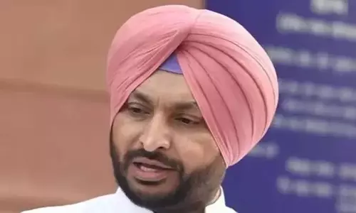 AAP पंजाब की महिलाओं को 1,000 रुपये देने में विफल रही- केंद्रीय मंत्री बिट्टू AAP पंजाब की महिलाओं को 1,000 रुपये देने में विफल रही- केंद्रीय मंत्री बिट्टू