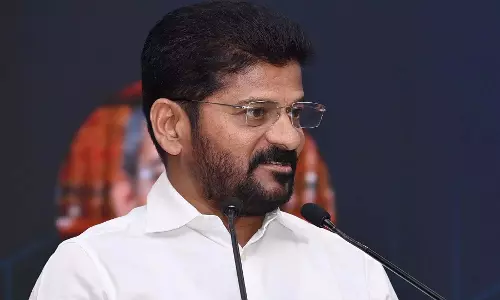CM रेवंत ने RRR परियोजना की प्रगति के लिए वेंकट रेड्डी को बधाई दी CM रेवंत ने RRR परियोजना की प्रगति के लिए वेंकट रेड्डी को बधाई दी