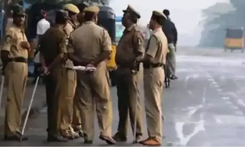 कूड़ा-निरोधक अभियान के दौरान Lucknow नगर निगम की टीम पर भीड़ ने किया हमला कूड़ा-निरोधक अभियान के दौरान Lucknow नगर निगम की टीम पर भीड़ ने किया हमला