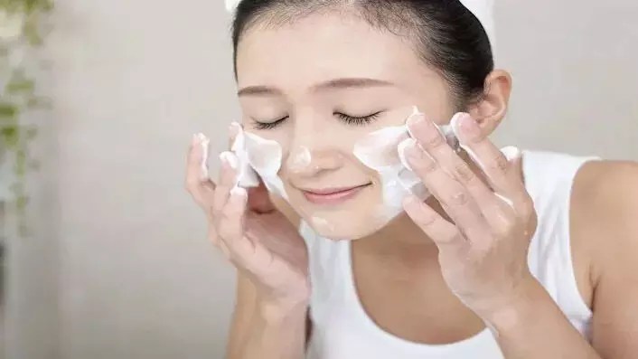 Oily Skin Care in Winter : सर्दियों में तैलीय त्वचा की देखभाल के लिए इस अद्भुत चरण-दर-चरण गाइड का पालन करें