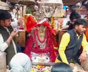 कालकाजी मंदिर में भारी संख्या में दर्शन करने पहुंचे भक्त