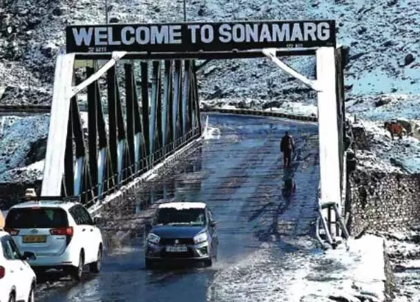 Sonamarg : सोनमर्ग में बर्फबारी से पर्यटकों में खुशी की लहर