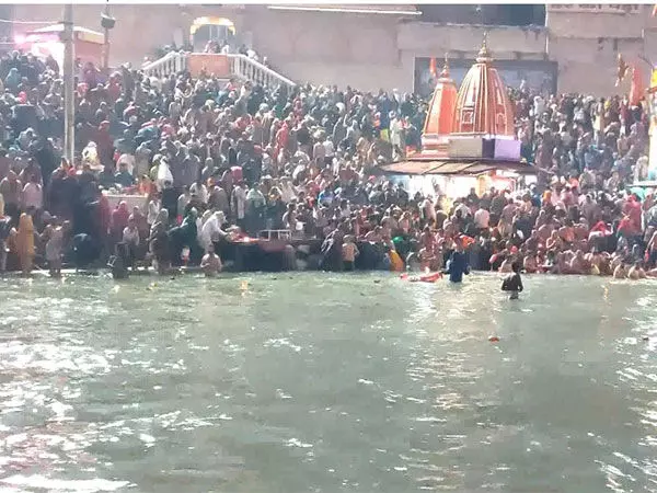 Haridwar: सोमवती अमावस्या पर श्रद्धालुओं ने गंगा में पवित्र डुबकी लगाई