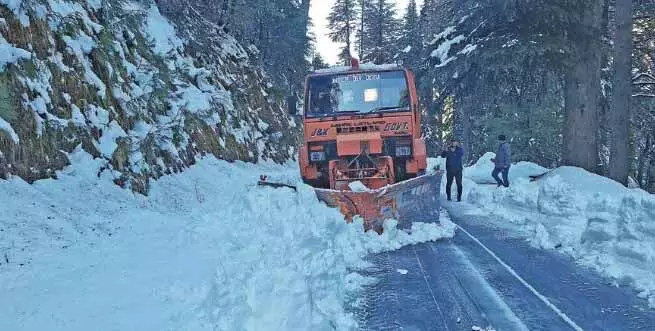 नए साल से पहले भद्रवाह में हाईटेक मशीनों से बर्फ साफ की जा रही