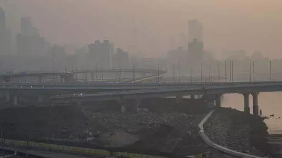 Mumbai का आसमान अभी भी धुंधला, AQI 186 पर स्थिर