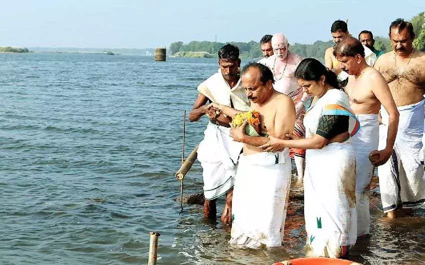 Kerala :  एमटी वासुदेवन नायर की अस्थियां भरतप्पुझा में विसर्जित की गईं