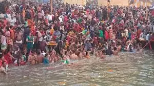 Varanasi: धर्म नगरी काशी में श्रद्धालुओं ने सोमवती अमावस्या पर गंगा में लगाई डुबकी