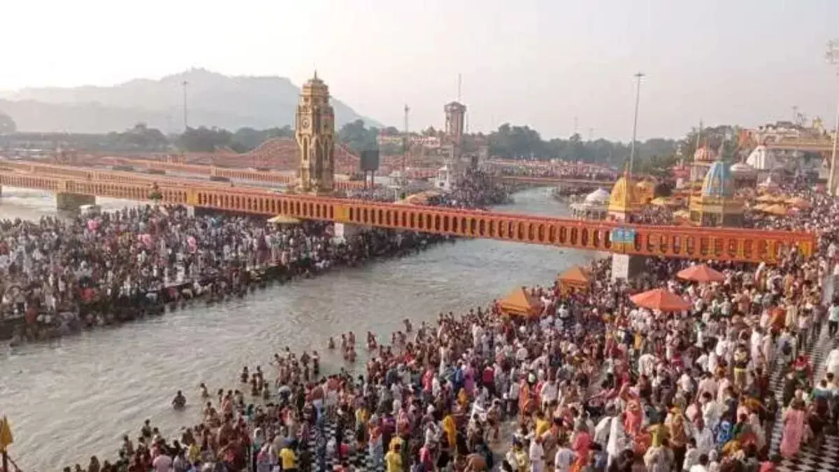 Haridwar: कड़ाके की ठंड के बीच हर की पैड़ी पर गंगा स्नान को उमड़ी श्रद्धालुओं की भारी भीड़