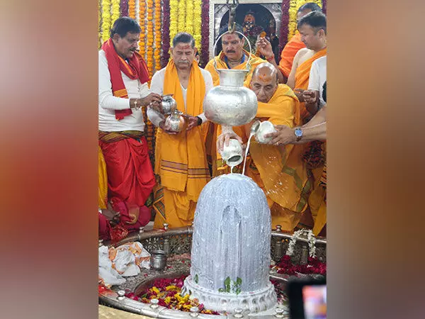 राजनाथ सिंह ने Ujjain में महाकालेश्वर मंदिर का दौरा किया