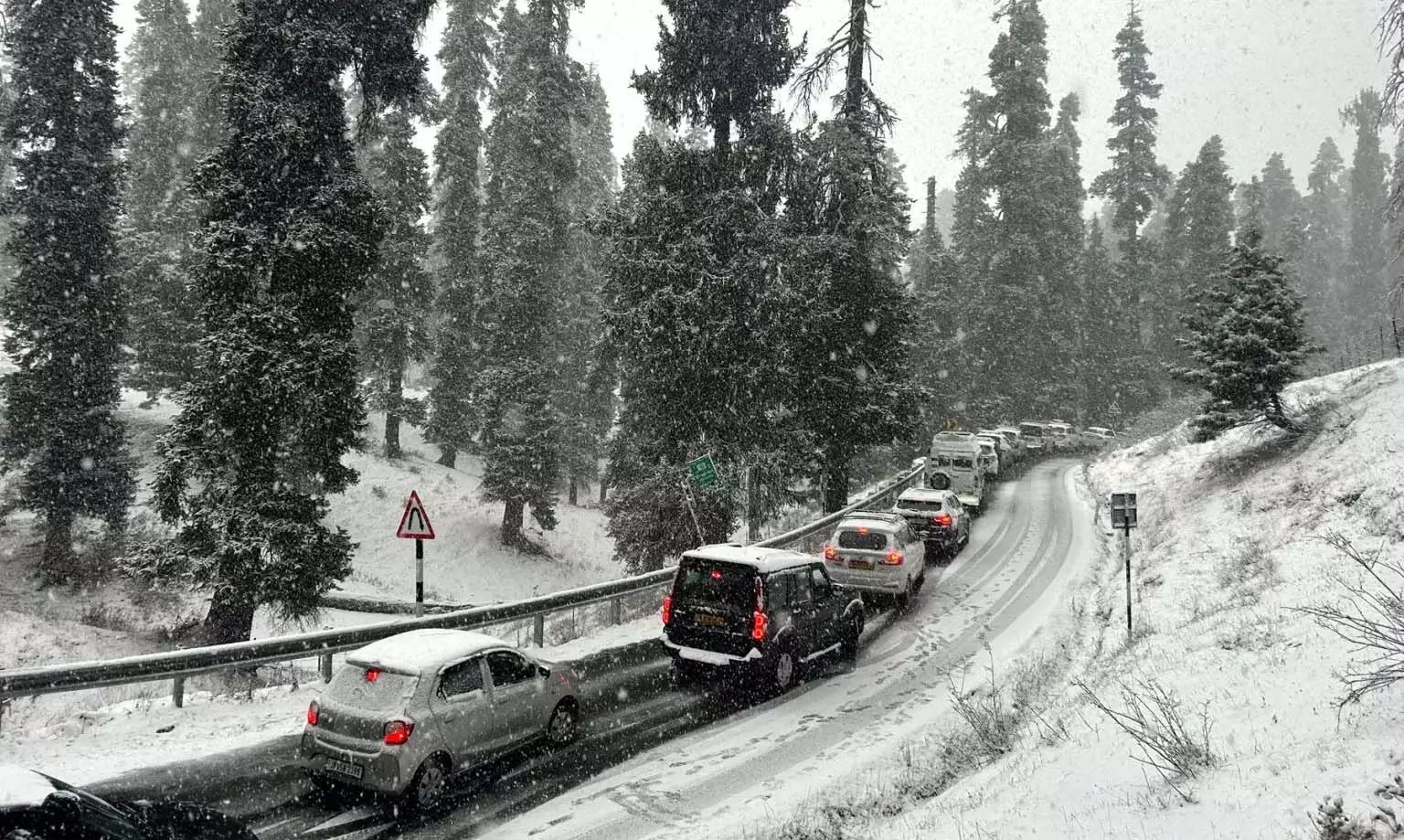 Gulmarg-Pahalgam में शीतलहर तेज हुई, घाटी के बाकी हिस्सों में कड़ाके की सर्दी से राहत