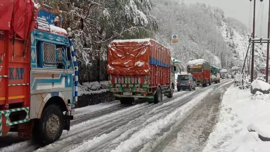 Arunachal : भारी बर्फबारी के बीच तवांग जिला प्रशासन ने पर्यटकों के लिए सुरक्षा