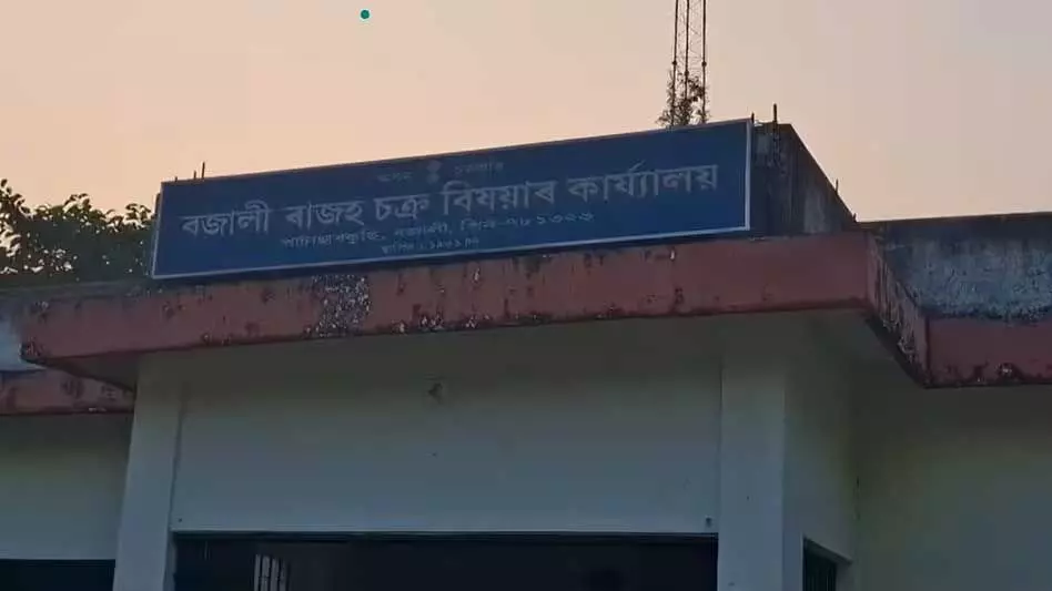 Assam : भूमि रिकॉर्ड सहायक रिश्वत लेते रंगे हाथों पकड़ा गया