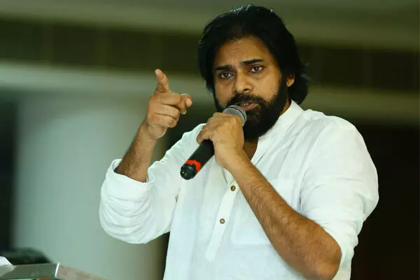 Pawan Kalyan: पुष्पा के निर्माताओं को पीड़ित परिवार के लिए पहले ही कदम उठाना चाहिए था