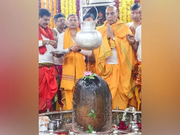 राजनाथ सिंह और सेना प्रमुख जनरल उपेंद्र द्विवेदी ने Ujjain के महाकालेश्वर मंदिर में पूजा-अर्चना की