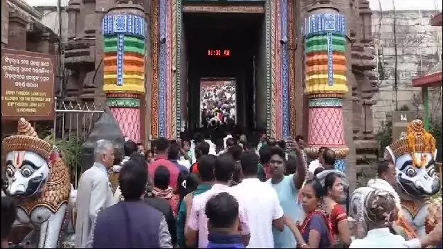 Puri श्रीमंदिर में भक्तों की भारी भीड़ देखी गई