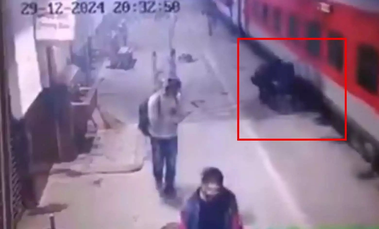 BREAKING: ट्रेन की चपेट में आने से ASI की दर्दनाक मौत, देखें CCTV फुटेज