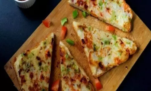 Veg Rava Toast Recipe: फटाफट बनाएं टेस्टी और क्रिस्पी वेजिटेबल रवा टोस्ट Veg Rava Toast Recipe: फटाफट बनाएं टेस्टी और क्रिस्पी वेजिटेबल रवा टोस्ट