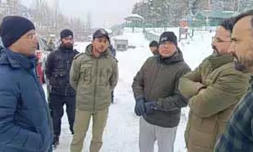 डीसी शोपियां ने मुगल रोड पर बर्फ हटाने के अभियान की समीक्षा की