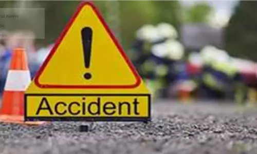 Kanpur: सड़क हादसा, पिकअप और ट्रेलर में भिड़ंत, कार भी अनियंत्रित होकर पलटी, महिला की मौत Kanpur: सड़क हादसा, पिकअप और ट्रेलर में भिड़ंत, कार भी अनियंत्रित होकर पलटी, महिला की मौत