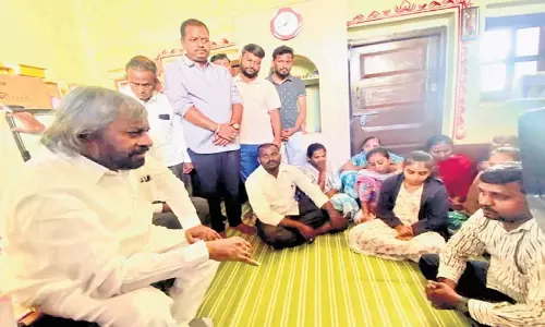 Karnataka: ईश्वर खंड्रे ने सचिन के परिजनों को न्याय का वादा किया Karnataka: ईश्वर खंड्रे ने सचिन के परिजनों को न्याय का वादा किया