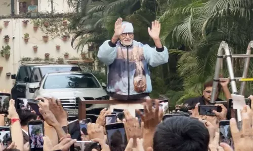 जलसा के बाहर अपने प्रशंसकों से मिलते हुए Amitabh Bachchan उत्साहित दिखे जलसा के बाहर अपने प्रशंसकों से मिलते हुए Amitabh Bachchan उत्साहित दिखे