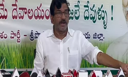 TDP MLA ने बिजली दरों में बढ़ोतरी को लेकर जगन रेड्डी की आलोचना की TDP MLA ने बिजली दरों में बढ़ोतरी को लेकर जगन रेड्डी की आलोचना की