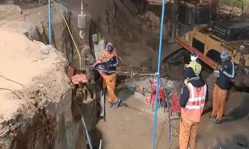 Rajasthan: बोरवेल में फंसे 3 वर्षीय बच्चे को बचाने के प्रयास अभी भी जारी
