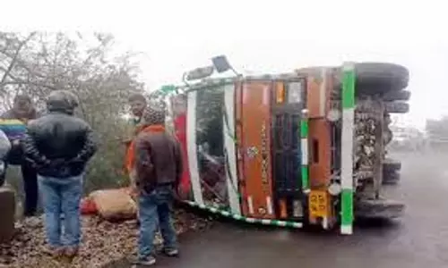 Solan: सब्जियों से भरा ट्रक पलटा